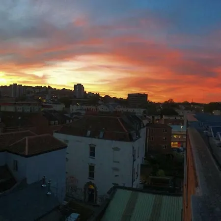 2 Bedroom City Centre Penthouse Daire Bristol