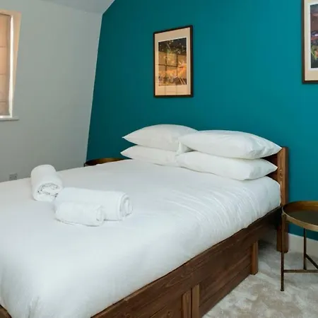 2 Bedroom City Centre Penthouse 布里斯托